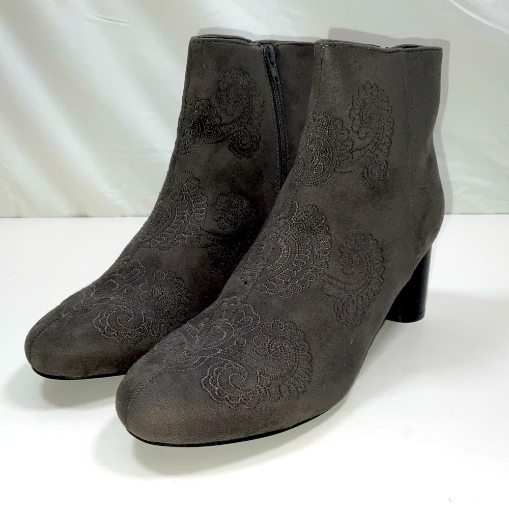 NIB Women’s‎ Aomo Love Textured Gray Suede Side Zip Ankle Boots Size 10